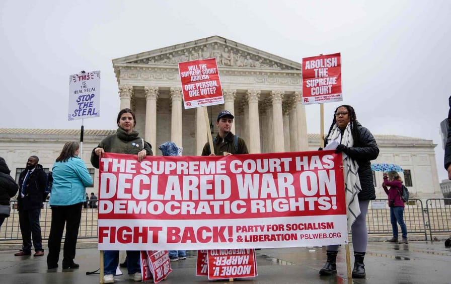 示威者在美国最高法院大楼外集会争取投票权