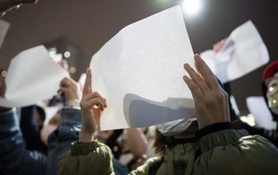 东京的人们举着空白的抗议标语，与中国大陆的抗议者团结一致。