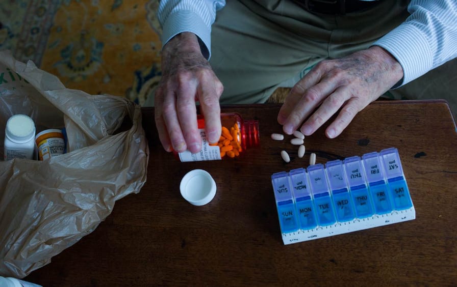 90岁的查尔斯·米勒在2020年初准备他妻子每天需要的药片。