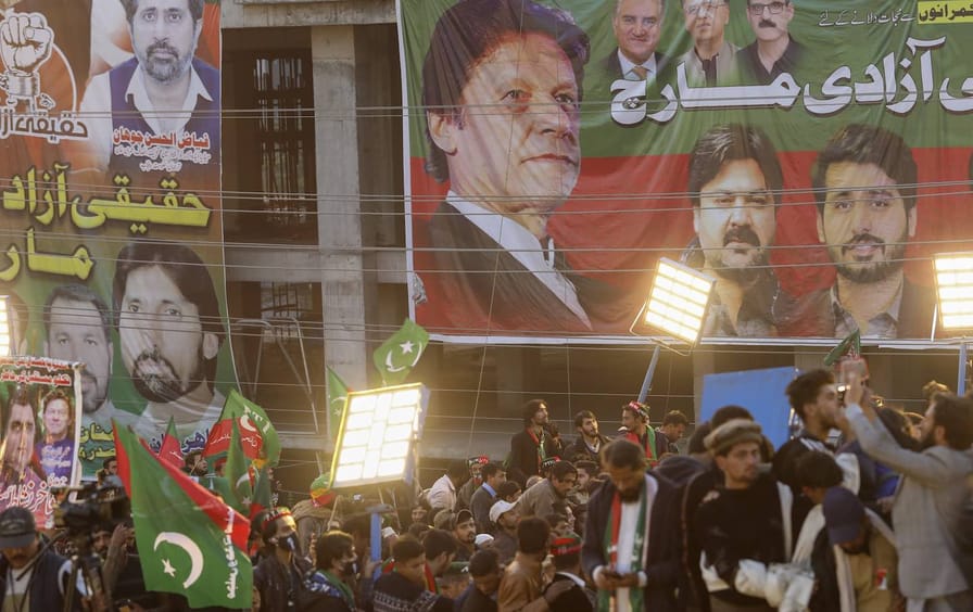 巴基斯坦前领导人伊姆兰·汗参加抗议集会