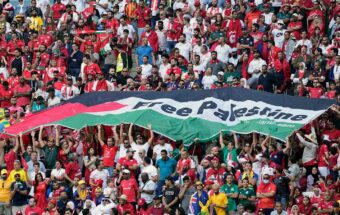 球迷展开一个标志,上面写着免费的巴勒斯坦在卡塔尔世界杯。